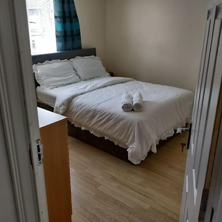 Beautiful House In Ruislip Hotel Northwood  ภายนอก รูปภาพ