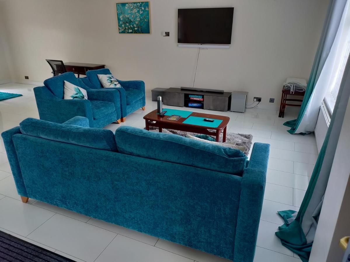 Beautiful House In Ruislip Hotel Northwood  ภายนอก รูปภาพ