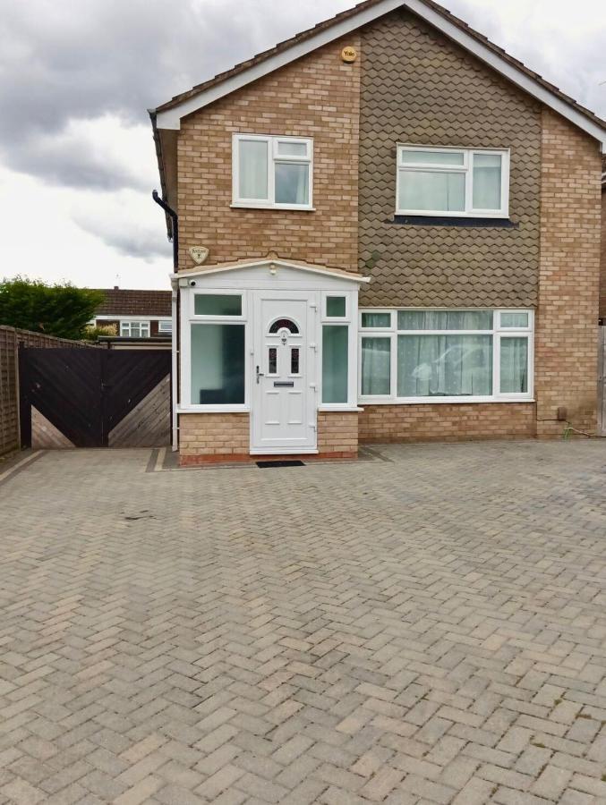 Beautiful House In Ruislip Hotel Northwood  ภายนอก รูปภาพ